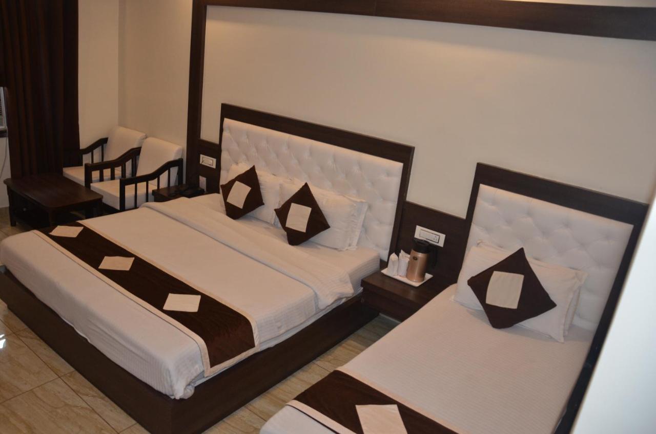 Hotel Krishna Катра Екстериор снимка
