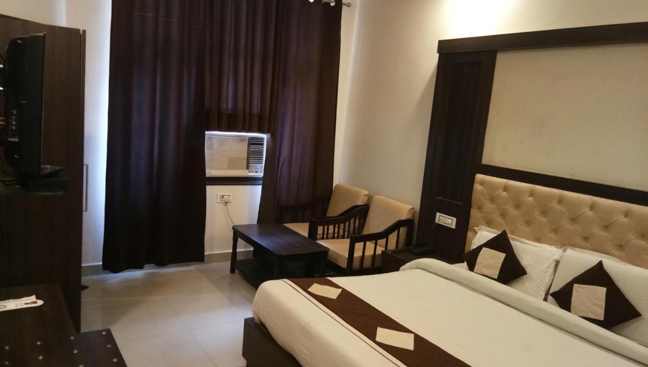 Hotel Krishna Катра Екстериор снимка