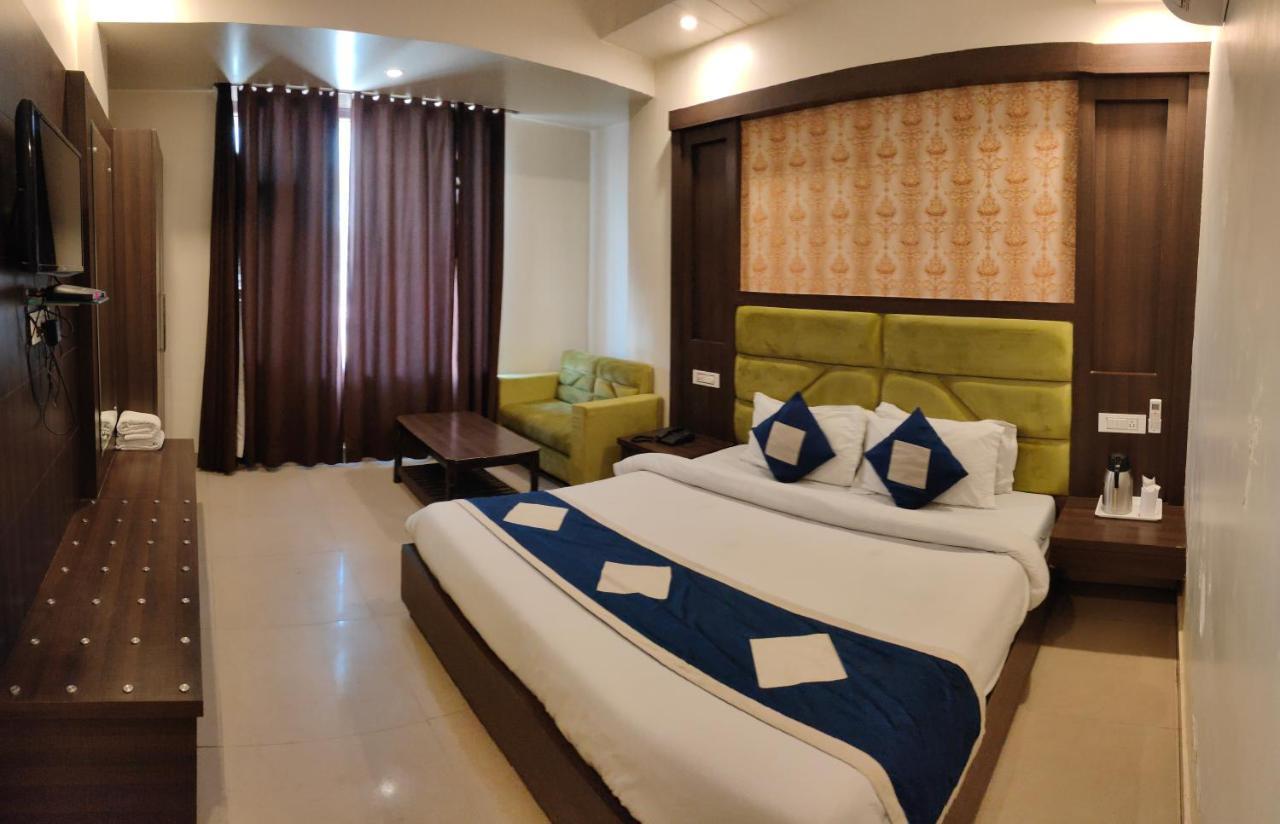 Hotel Krishna Катра Екстериор снимка