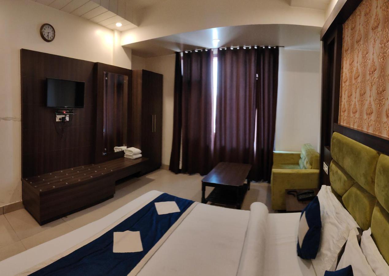 Hotel Krishna Катра Екстериор снимка