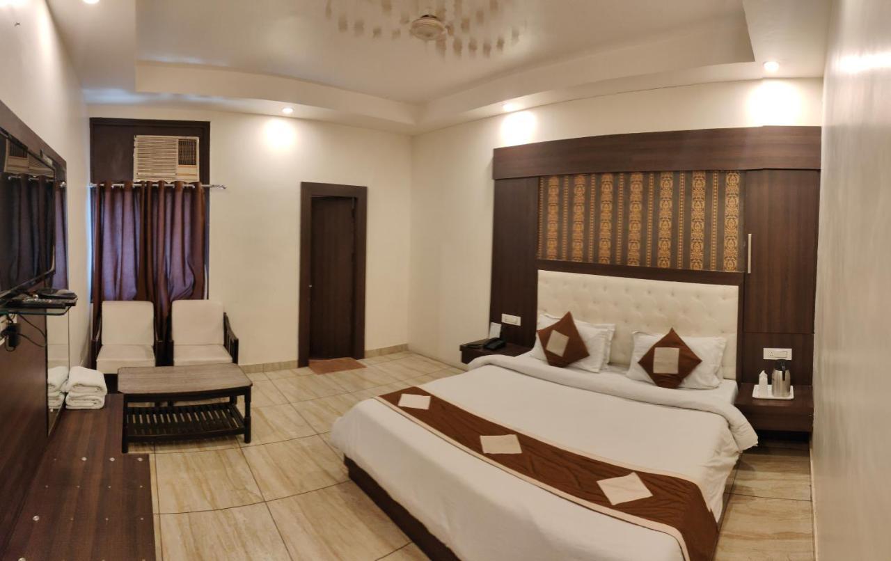 Hotel Krishna Катра Екстериор снимка