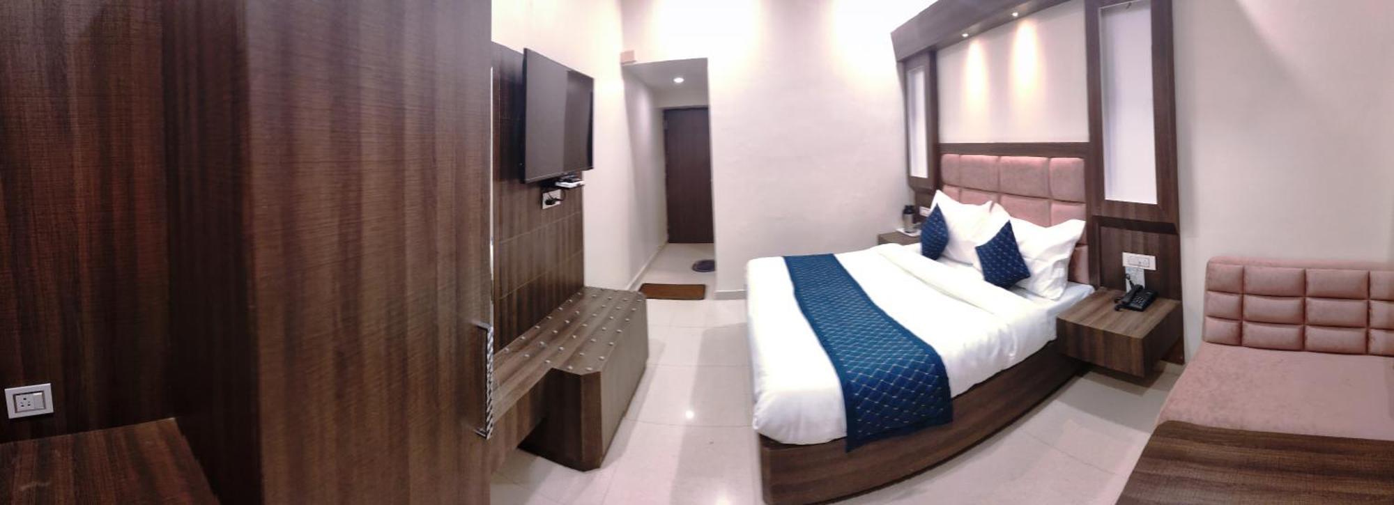 Hotel Krishna Катра Екстериор снимка