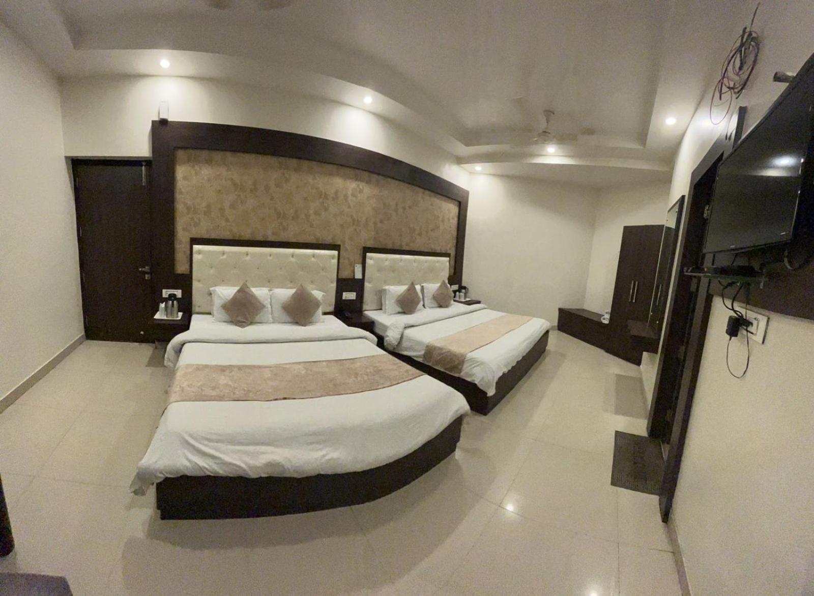 Hotel Krishna Катра Екстериор снимка